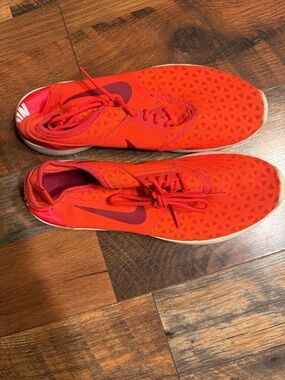 Nike women’s Red Lightweight Mesh Sneakers